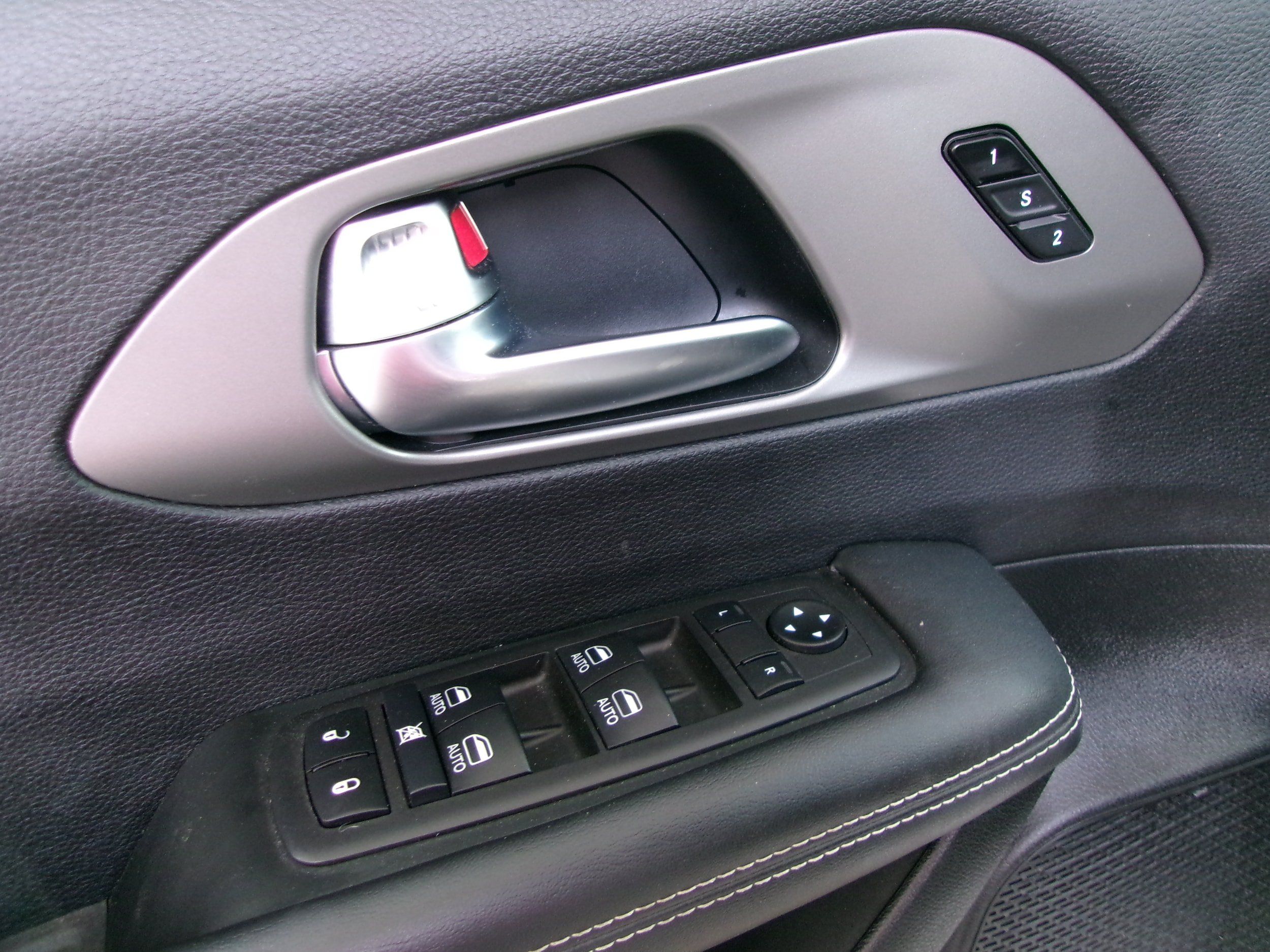 Used 2025 Chrysler Pacifica Select FWD image 12