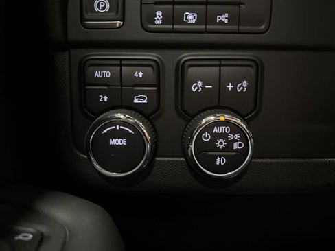 Used 2025 Chevrolet Suburban High Country image 15