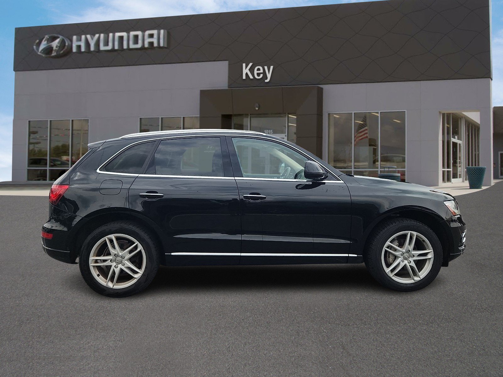 Used 2017 Audi Q5 2.0T Premium Plus w/ Technology Package AWD/4WD image 2