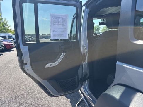 Used 2015 Jeep Wrangler Unlimited Rubicon w/ Connectivity Group AWD/4WD image 16
