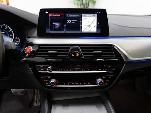 Used 2018 BMW M5 image 11