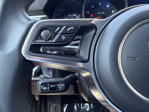 Certified 2018 Porsche Macan AWD/4WD image 32