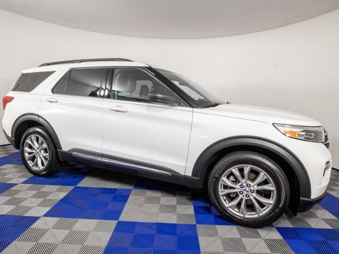 Used 2023 Ford Explorer XLT w/ Equipment Group 202A AWD/4WD image 4