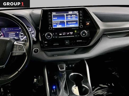 Used 2021 Toyota Highlander XLE AWD/4WD image 7
