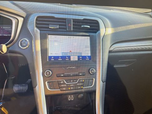 Used 2019 Ford Fusion SE image 10