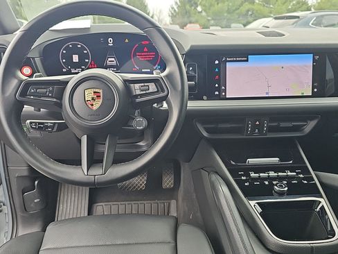 Used 2024 Porsche Cayenne AWD/4WD image 30