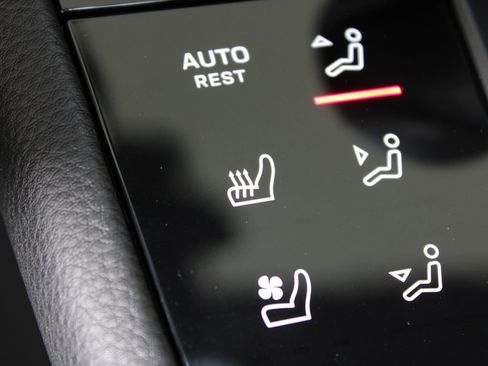 Used 2024 Porsche Macan w/ Premium Plus Package image 31