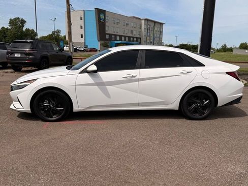 Used 2023 Hyundai Elantra SEL w/ Cargo Package FWD image 3