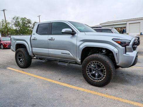 Used 2025 Toyota Tacoma SR5 image 6