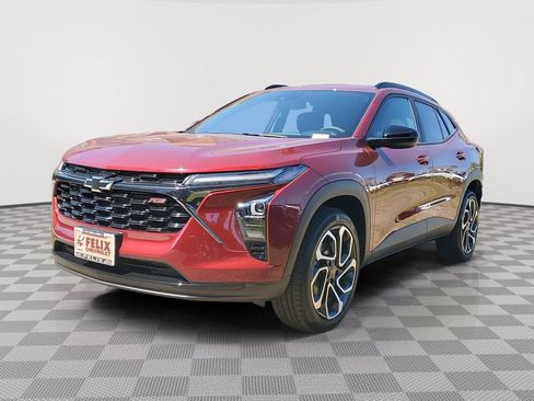 Used 2025 Chevrolet Trax RS w/ Driver Confidence Package image 2