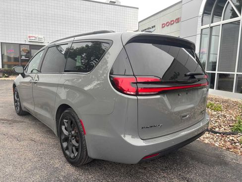 Used 2025 Chrysler Pacifica Limited FWD image 4