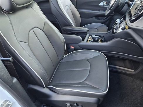 New 2026 Chrysler Pacifica Limited image 9