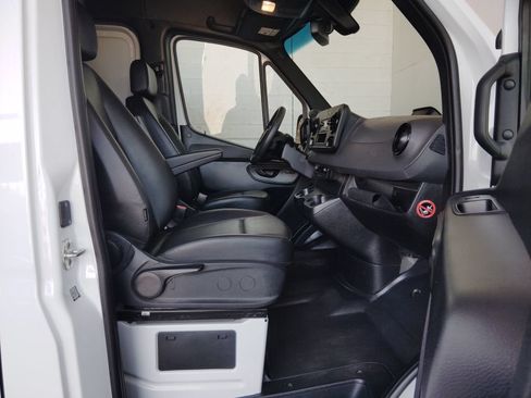 Used 2025 Mercedes-Benz Sprinter 2500 image 11