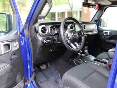 Used 2018 Jeep Wrangler Unlimited Sahara image 7