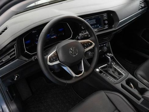 Used 2022 Volkswagen Jetta SE w/ Panoramic Sunroof Package image 3