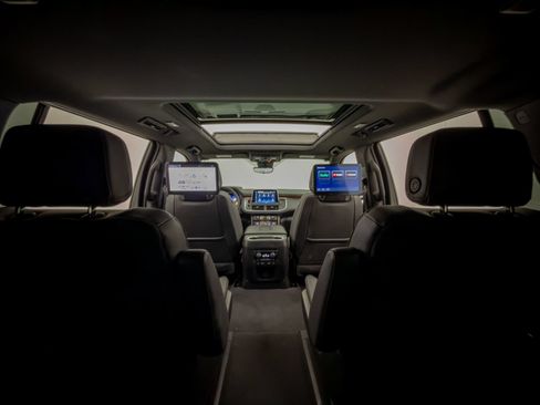 Used 2024 Chevrolet Suburban High Country AWD/4WD image 11