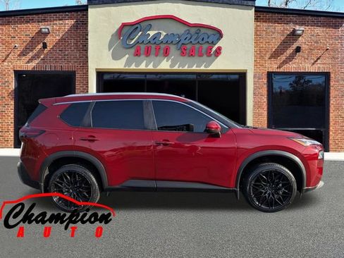 Used 2022 Nissan Rogue SV w/ SV Premium Package FWD image 3
