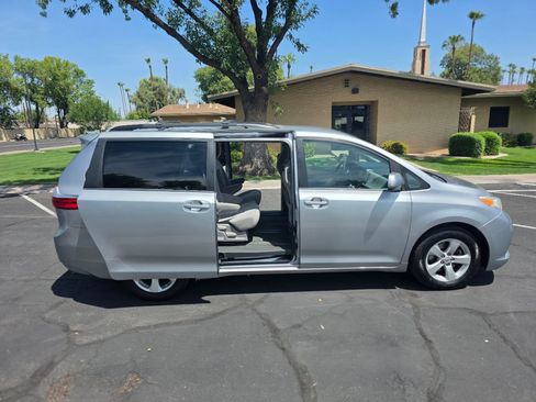 Used 2017 Toyota Sienna LE FWD image 5