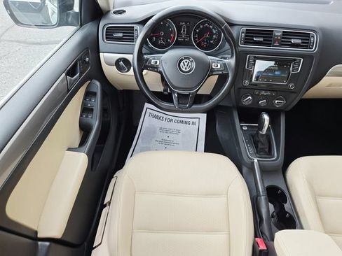 Used 2017 Volkswagen Jetta SE FWD image 12
