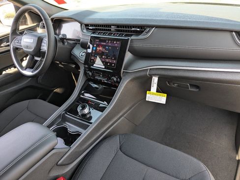 Used 2025 Jeep Grand Cherokee Laredo X w/ Luxury Tech Group I image 12