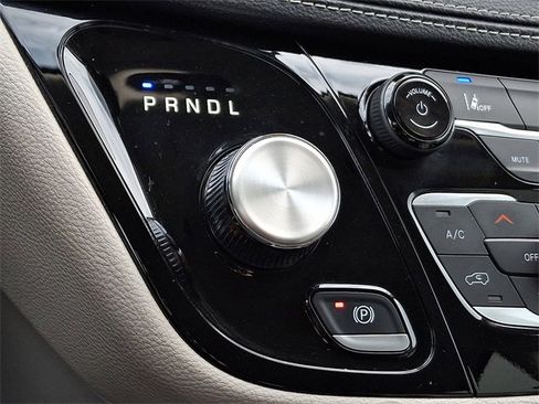 Used 2024 Chrysler Pacifica Select image 21