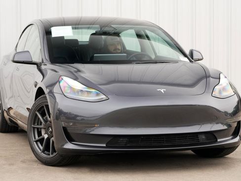 Used 2023 Tesla Model 3 Standard Range image 4