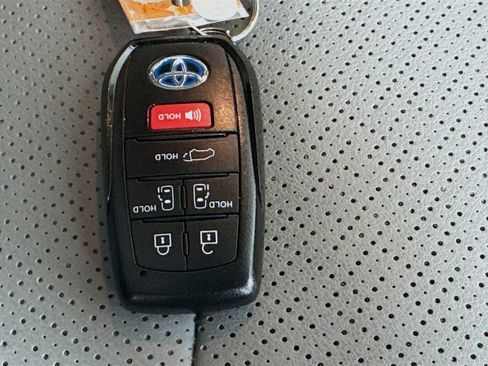 Used 2024 Toyota Sienna Limited image 38