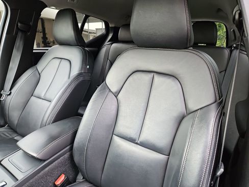 Used 2022 Volvo XC40 T5 Momentum image 22