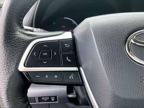 Used 2022 Toyota Sienna XLE image 24