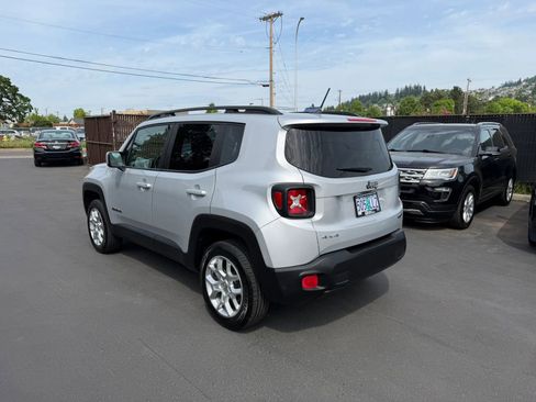 Used 2017 Jeep Renegade Latitude AWD/4WD image 6