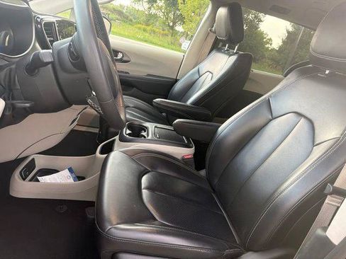 Certified 2023 Chrysler Pacifica Touring-L FWD image 10