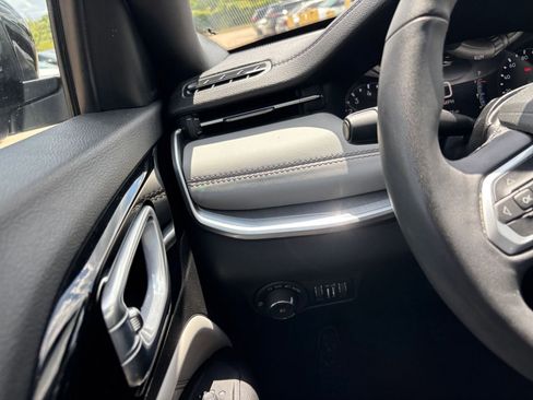 Used 2025 Jeep Compass Limited image 35