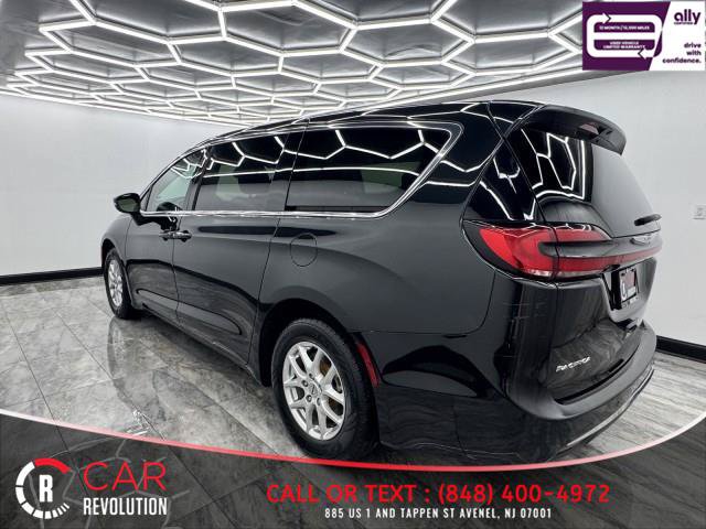 Used 2023 Chrysler Pacifica Touring-L FWD image 4
