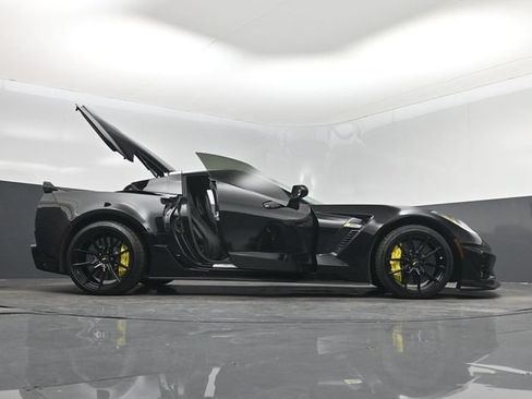 Used 2015 Chevrolet Corvette Z06 w/ 3LZ Preferred Equipment Group RWD image 7