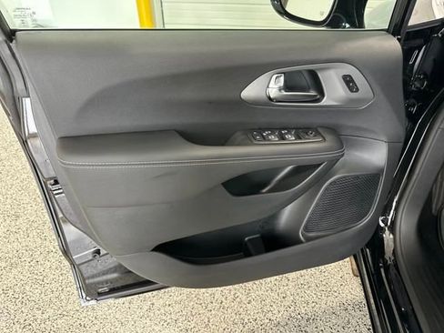 New 2026 Chrysler Pacifica Select image 5