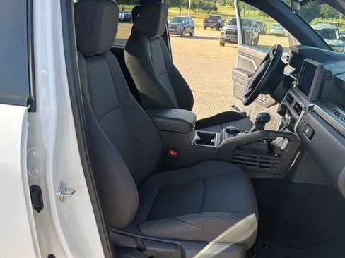 Used 2025 Toyota Tacoma SR5 AWD/4WD image 17