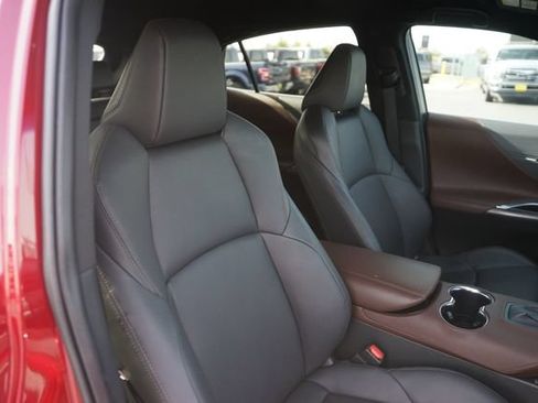 Used 2023 Toyota Venza XLE AWD/4WD image 19