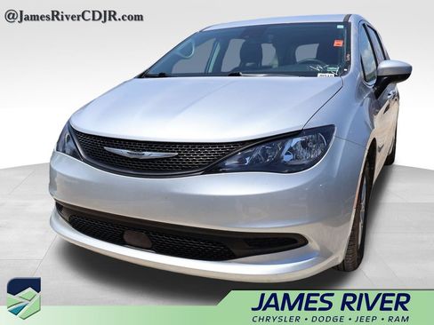 Used 2023 Chrysler Voyager LX FWD image 3