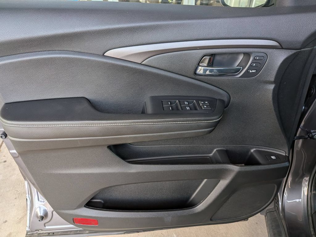 Used 2025 Honda Ridgeline RTL image 11