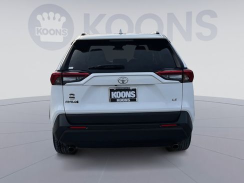 Used 2021 Toyota RAV4 LE image 5