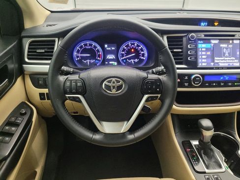 Used 2019 Toyota Highlander XLE FWD image 22