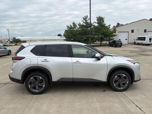 Used 2025 Nissan Rogue SV FWD image 9