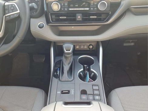 Used 2024 Toyota Highlander LE FWD image 11