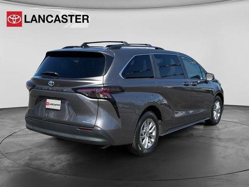Used 2024 Toyota Sienna LE w/ LE Plus Package FWD image 7