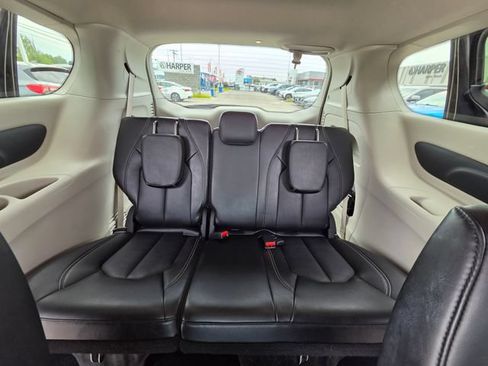 Used 2024 Chrysler Pacifica Touring-L FWD image 30