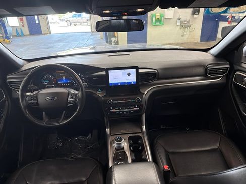 Used 2020 Ford Explorer XLT w/ Equipment Group 202A AWD/4WD image 15