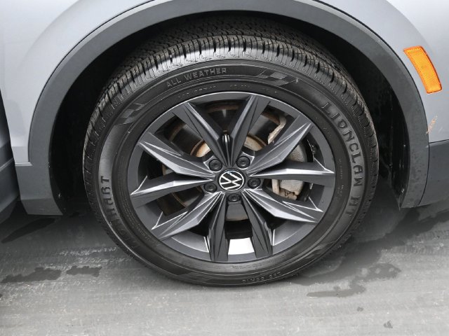 Used 2022 Volkswagen Tiguan SE w/ Panoramic Sunroof Package AWD/4WD image 39