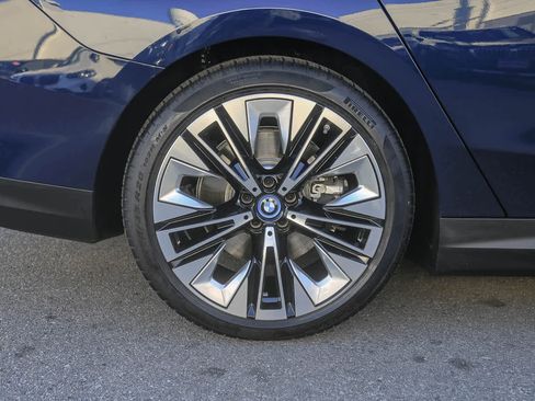 Used 2025 BMW i5 eDrive40i w/ Premium Package image 8