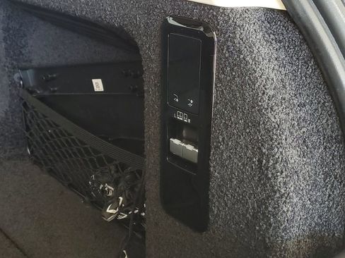 Used 2023 Land Rover Range Rover SE image 25