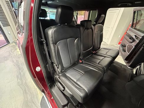 Used 2024 Jeep Wagoneer L Series II w/ Flexible Seating Group AWD/4WD image 5